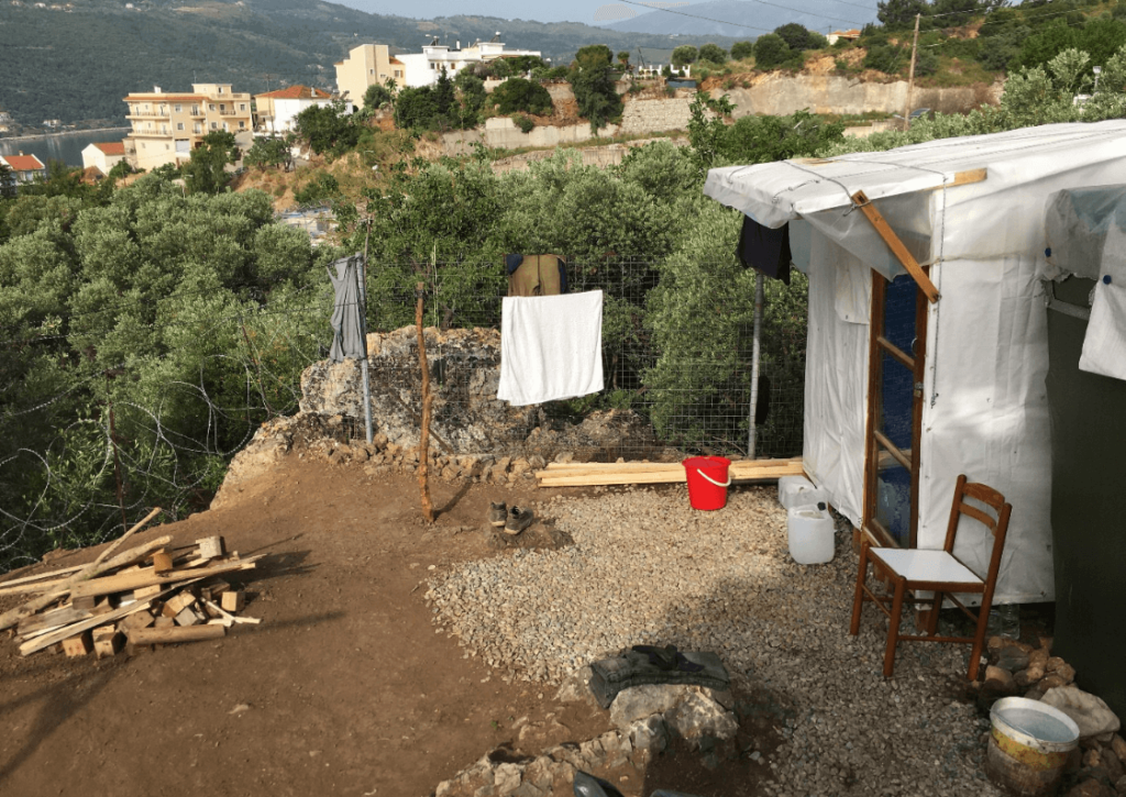 construction blocs sanitaires douches séparées hommes femmes dans la jungle de l'ancien camp à Samos, Vathy, Grèce