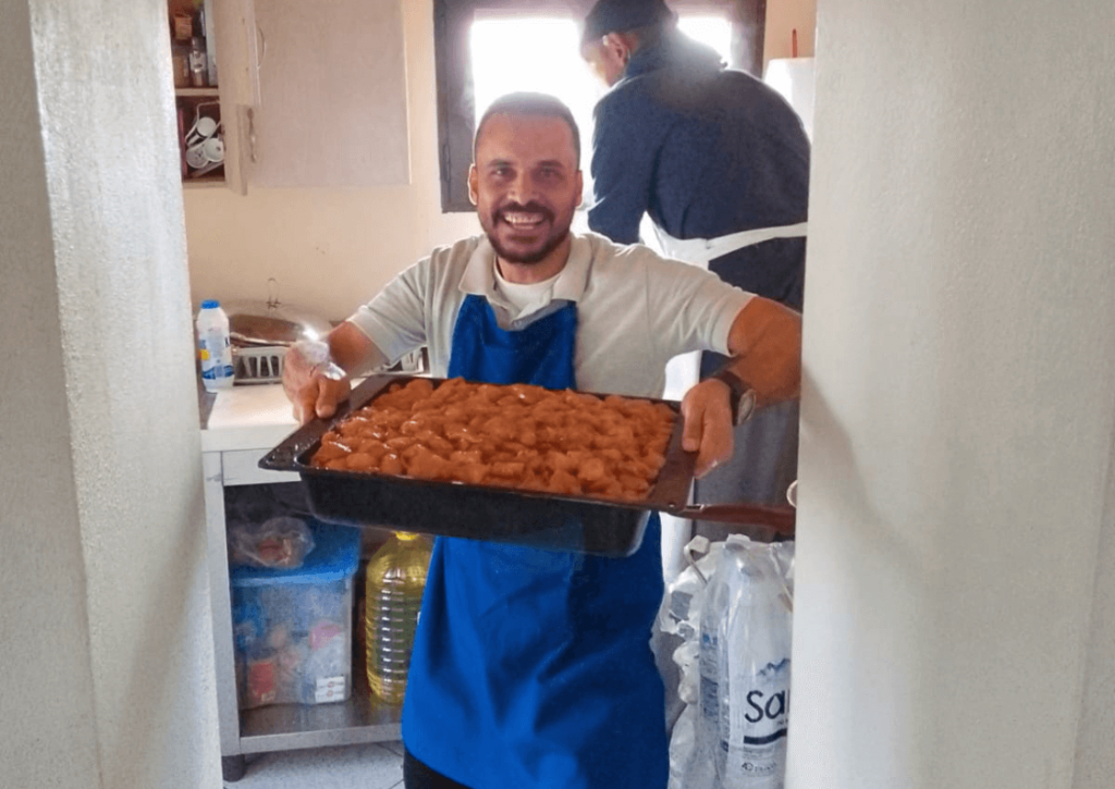 Cuisine pour les réfugiées, demandeurs d'asile, migrants, à "La Maison" louée par l'AASIA On The Road à Samos, sur le plateau du camp prison de Zervou loin de la capitale de l'île Vathy, en Grèce