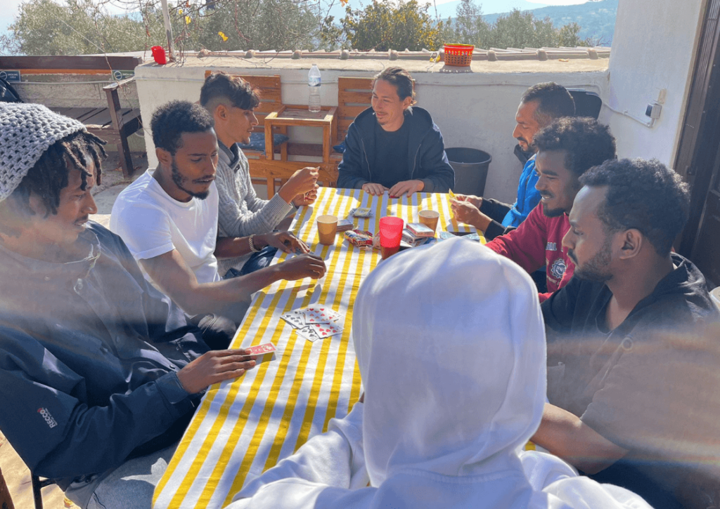 Migrants réfugiés demandeurs d'asiles, hommes, femme, jouent aux cartes à "La Maison" louée par l'AASIA On The Road sur le plateau de Zervou proche du camp prison loin de Vathy la capitale de l'île de Samos en Grèce