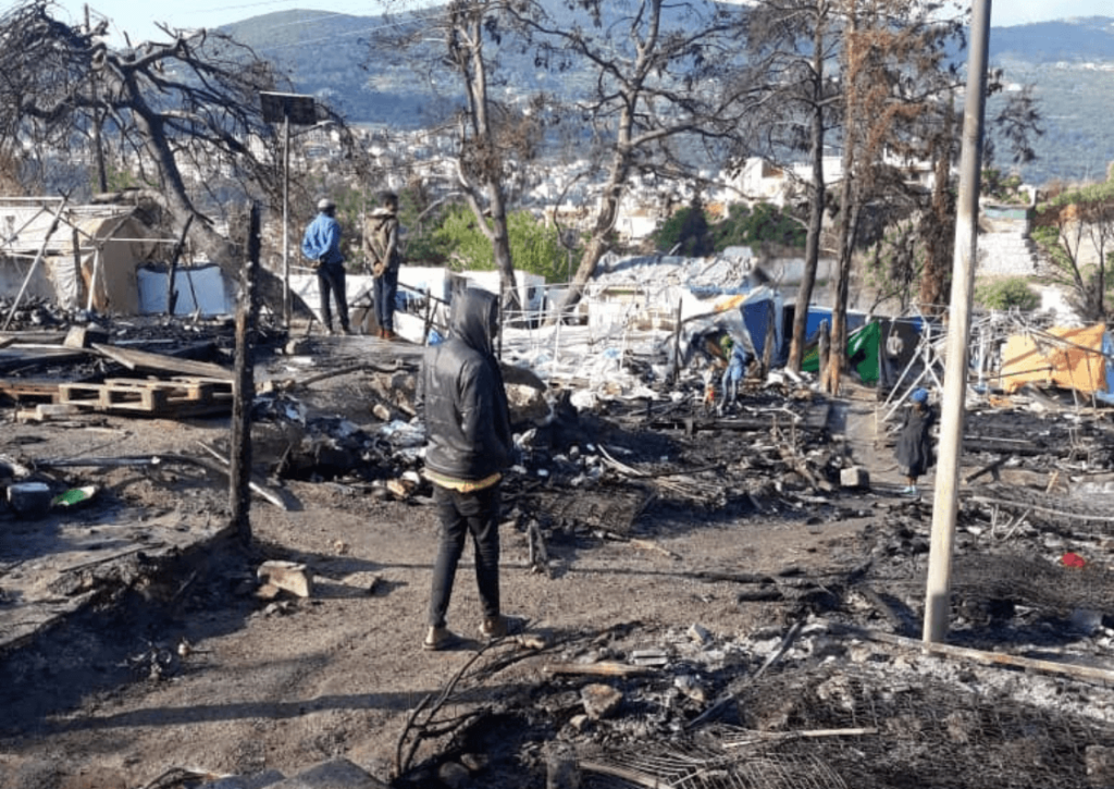 Incendie à Samos dans l'ancienne jungle, Vathy, Grèce, décombres