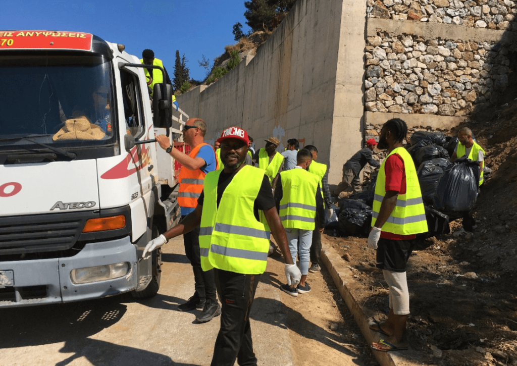 Nettoyage de l'ancienne jungle de Samos, Vathy, Grèce avec les réfugiés, migrants, demandeurs d'asile