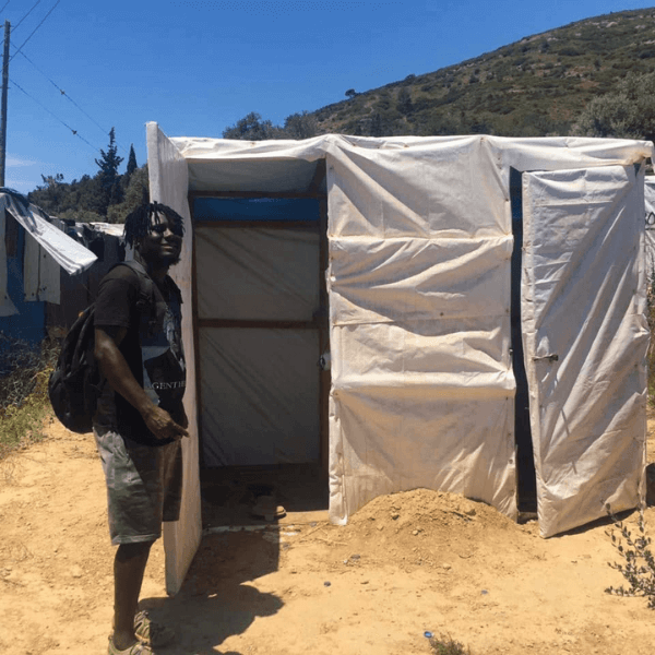 Mohamed bloc sanitaire construit dans l'ancienne jungle sur l'île Greque de Samos