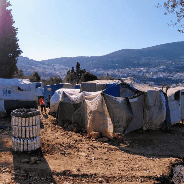 Construction de poubelles dans l'ancien camp de Samos en Grèce
