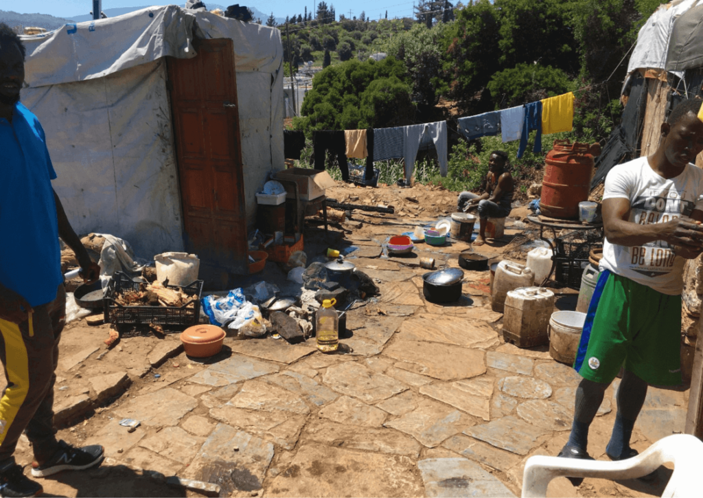 ancienne jungle Vathy Samos, migrants demandeurs d'asile réfugiés cuisine linge
