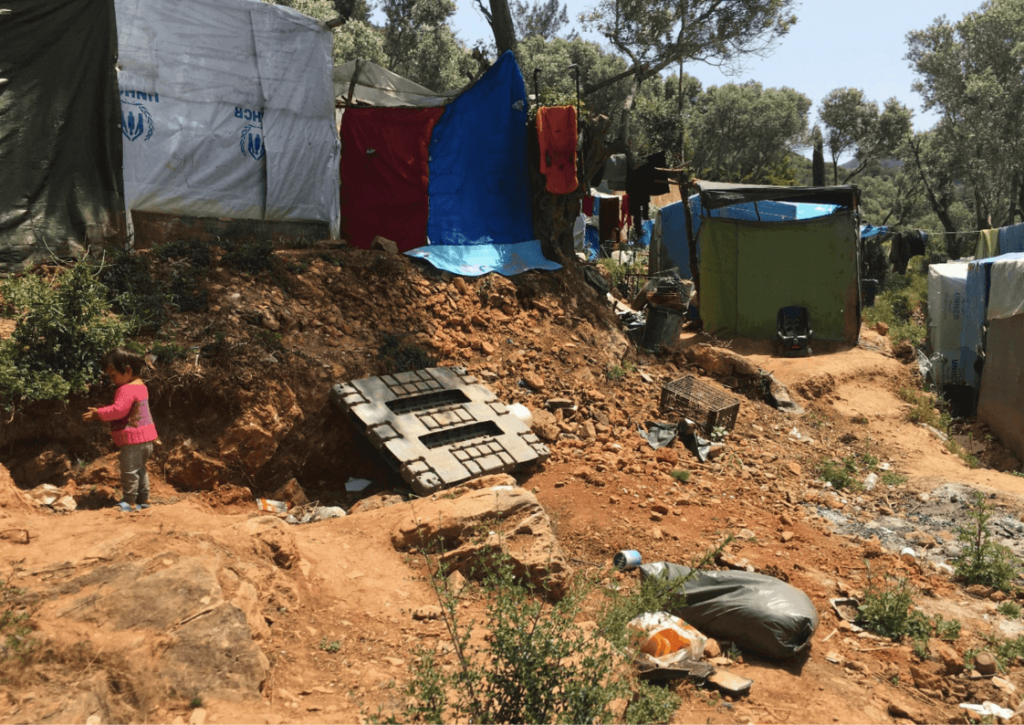 enfants ancienne jungle de samos, enfant déchets tentes