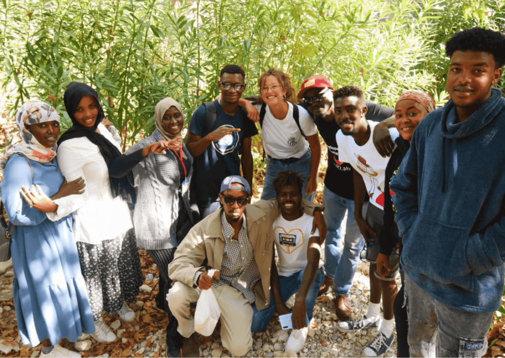 Julie, volontaire à l'AASIA On The Road avec un groupe de réfugiés / migrants / demandeurs d'asile sur l'île de Samos en Grèce