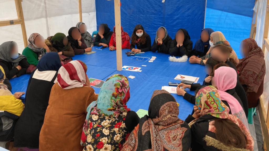 Projet La Maison des Femmes, construction d'une tente réservée aux femmes, groupes de parole