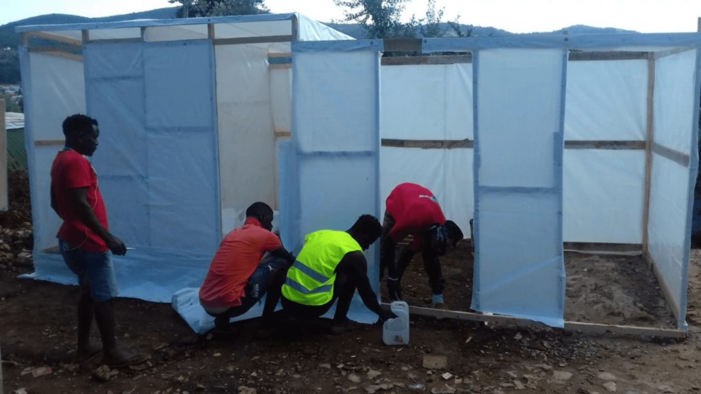 Opérations de nettoyage du bidonville, construction de blocs sanitaires H/F et de douches, en partenariat avec MSF