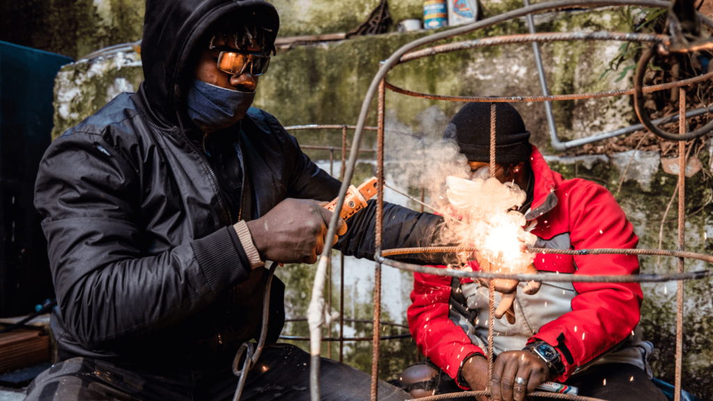 Construction de poubelles dans le bidonville